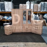 Set tiga potong yang sudah dirakit, termasuk lemari pakaian empat pintu dengan dua laci cermin, lemari lima laci, dan meja samping tempat tidur set (Bahan Kayu Oak).